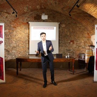 Vuoi dare maggiore visibilità ai tuoi vini e alla tua cantina e incrementare le tue vendite? Con i corsi dal vivo di Wine Me Up è possibile!