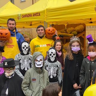 Un'immagine della scorsa edizione dello 'Zucca Day' con bimbi truccati per Halloween e al centro il direttore Coldiretti Asti Diego Furia