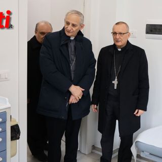 Il cardinale Zuppi ritratto con il vescovo Prastaro durante la visita all'ambulatorio diocesano inaugurato ieri