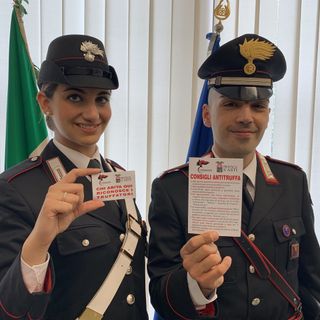 &quot;Chi abita qui riconosce i truffatori&quot;: da oggi un adesivo da appendere sulla porta di casa per contrastare i reati di truffa