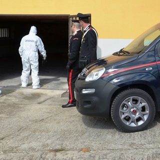 Il cortile e il garage dell'abitazione di Castiglione Tinella, teatro del pestaggio ai danni del 39enne
