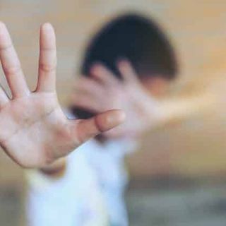 Allarme pedofilo in alcune chat di genitori di scuole primarie astigiane, ma la vicenda non è vera