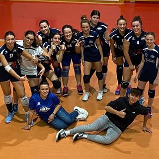 Le allieve U16 con Eliana (a terra, seduta)