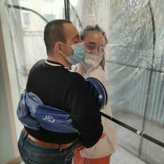 All'Anfass di Asti, la stanza degli abbracci donata dagli alpini. Un ospite bacia e abbraccia la sua operatrice