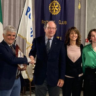 Nella foto, da sinistra a destra, Anna Ferrero, Pasquale Ruju, Luigi Florio, Laura Rossi Ruju e le due studentesse del Monti che hanno partecipato alla serata Rotary