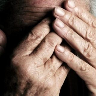 &quot;Assisto mia madre fragile ma non sono considerata una caregiver e non mi vaccinano&quot;