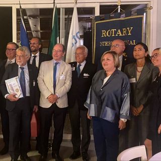 Il governatore Arlandini, al centro con il presidente Florio, insieme al segretario distrettuale Tullio Vernazza e ad alcuni componenti del direttivo del Rotary Club Asti