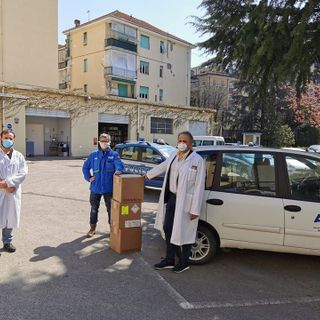 Alla Questura di Asti in dono da Arpa Piemonte gel igienizzante, la farmacia Sanitas ha donato 100 mascherine