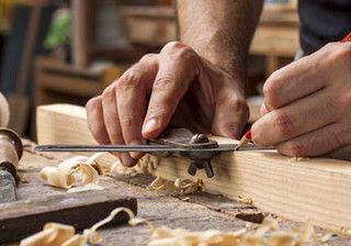 In Piemonte stanno sparendo gli artigiani: in dieci anni scomparse 15mila aziende (e solo edilizia e agricoltura tengono)