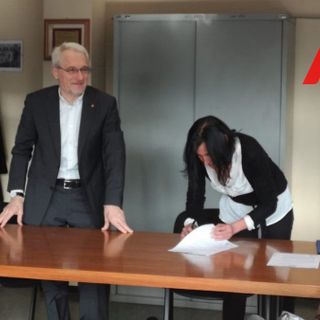 La firma tra il preside Calcagno e la dottoressa Modonese