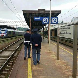 Sfila portafoglio e telefono dalla borsa di una donna sul treno. Arrestato ad Asti dalla polizia