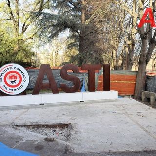 Lo svelamento della scritta Asti ai giardini pubblici