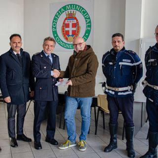 La cerimonia di consegna del ricavato della lotteria