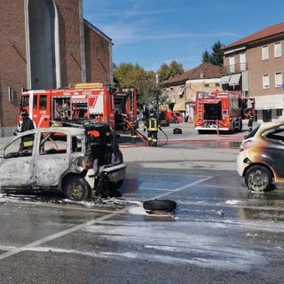 A Castagnole Lanze prende fuoco una macchina. L'incendio coinvolge altre due auto