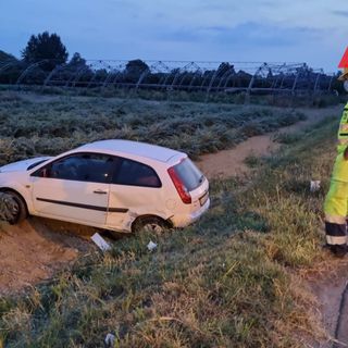 Auto esce di strada a Motta di Costigliole