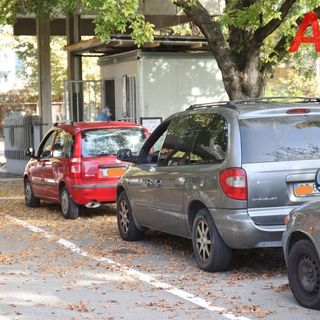 Auto in fila all'hotspot di viale Pilone