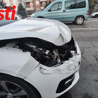Ferma in macchina all'inizio di corso Savona, viene tamponata violentemente da un' auto