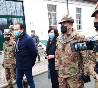 Il generale Figliuolo e il presidente Cirio in visita alla caserma &quot;Vian&quot; di Cuneo