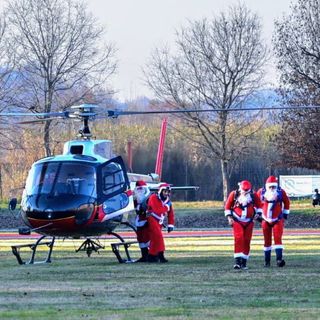 "Babbo Natale arriva dal cielo"... anzi no, in elicottero [Merphefoto]
