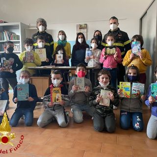 Vigili del fuoco di Asti attivi anche nella beneficenza. Donati 30 libri alla scuola di Castell'Alfero