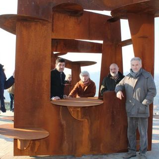 La scultura &quot;Di Ferro del mare padano&quot; sul Belvedere di San Secondo; da sinistra Morra, Tealdi, Miroglio, Goria, Omedé