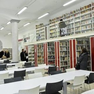 Uno dei saloni della Biblioteca Astense
