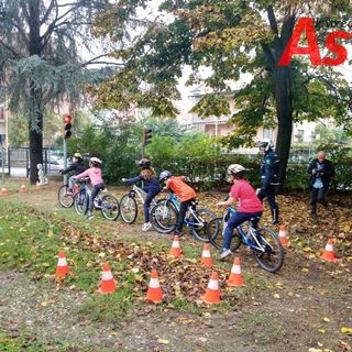 La sicurezza protagonista per i bimbi della Salvo D'Acquisto. In bici con i bimbi anche il sindaco Rasero