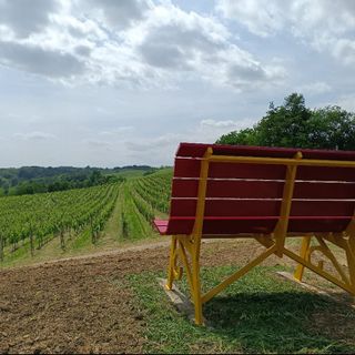 Una big bench oro e rosso rubino impreziosisce Rocchetta Tanaro e sovrasta la collina della Garbera