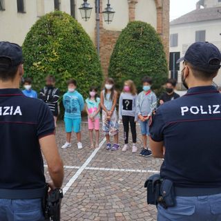 Ad Asti la polizia consegna agende ai bimbi delle primarie