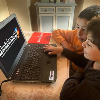 L'associazione astigiana OpenLab aiuta i BimbiSvegli a studiare da casa