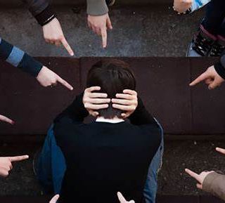 Ad Asti 700 studenti marciano contro il bullismo nel giorno di San Valentino