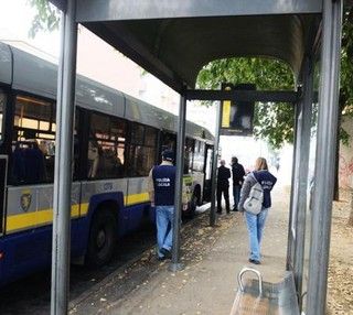 Spari a Torino, contro bus in corso Rosselli: denunciata una coppia di Asti. Lui dormiva con la pistola sotto il cuscino
