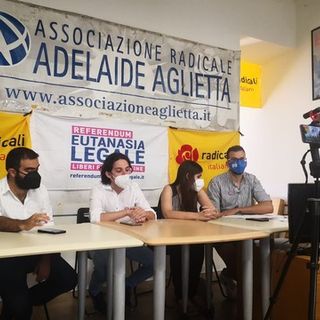 Un'immagine della conferenza presso la sede torinese dell'associazione radicale Adelaide Aglietta