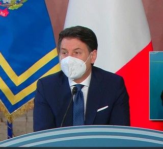 Due momenti della conferenza stampa del premier Conte
