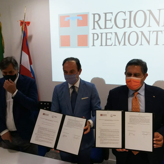 Piemonte e Liguria vaccineranno i turisti in vacanza: Cirio e Toti firmano un accordo bilaterale per l'estate (VIDEO)