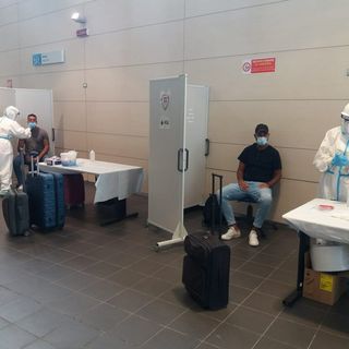 Covid, aperto il presidio per tamponi all'aeroporto di Caselle per chi rientra dall'estero (FOTO)
