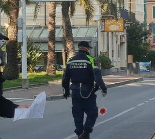 Coronavirus: ecco la nuova autocertificazione che si userà da lunedì, non occorrerà specificare i nomi e l'indirizzo di congiunti e fidanzati
