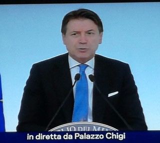 Coronavirus, il Governo dà un nuovo giro di vite: stop a tutti i negozi che non siano alimentari o essenziali