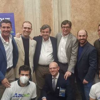 Federico Lucia (accosciato al centro) con Fausto Fogliati, Marco Demaria e altri esponenti di Azione in occasione della visita del leader Carlo Calenda ad Asti