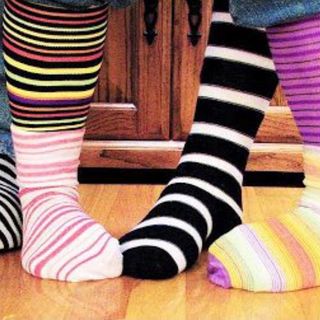 Nei nidi astigiani la giornata dei calzini spaiati