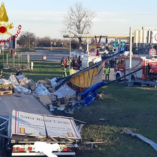 Incidente oggi sulla A21 all'altezza dell'autogrill di Villanova. Tir finisce in un prato