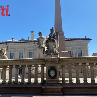 Danneggiamenti al monumento di piazza Roma: i responsabili individuati dalle telecamere