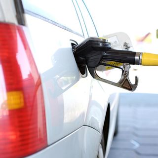 Aumento carburanti. Pompa di benzina