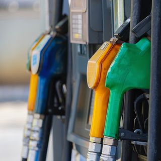 Da domani verranno esposti i prezzi medi dei carburanti: oggi ad Asti verde a 1,88 e diesel a 1,74 euro
