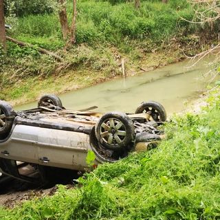 Carcassa di auto recuperata da volontari Protezione civile