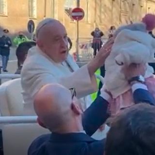 IL MOMENTO: nella carezza di Papa Francesco al neonato c'è tutto l'amore del mondo (VIDEO)