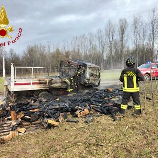 A Isola d'Asti prende fuoco un furgone carico di legna. Lungo intervento dei vigili del fuoco di Asti