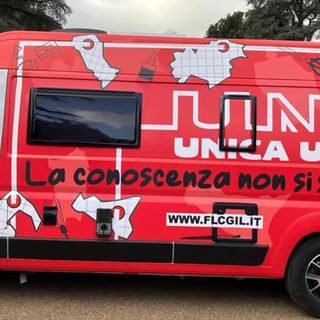 Il camper che sta girando l'Italia (Foto Cgil)