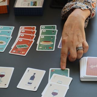 Il gioco dell'estate parla di vino, cibo e territorio. 110 carte, un 'fagotto' e un 'tirabosson'