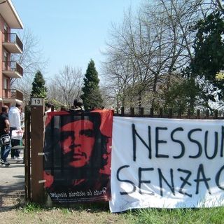 Asti, diritto alla casa, cartello